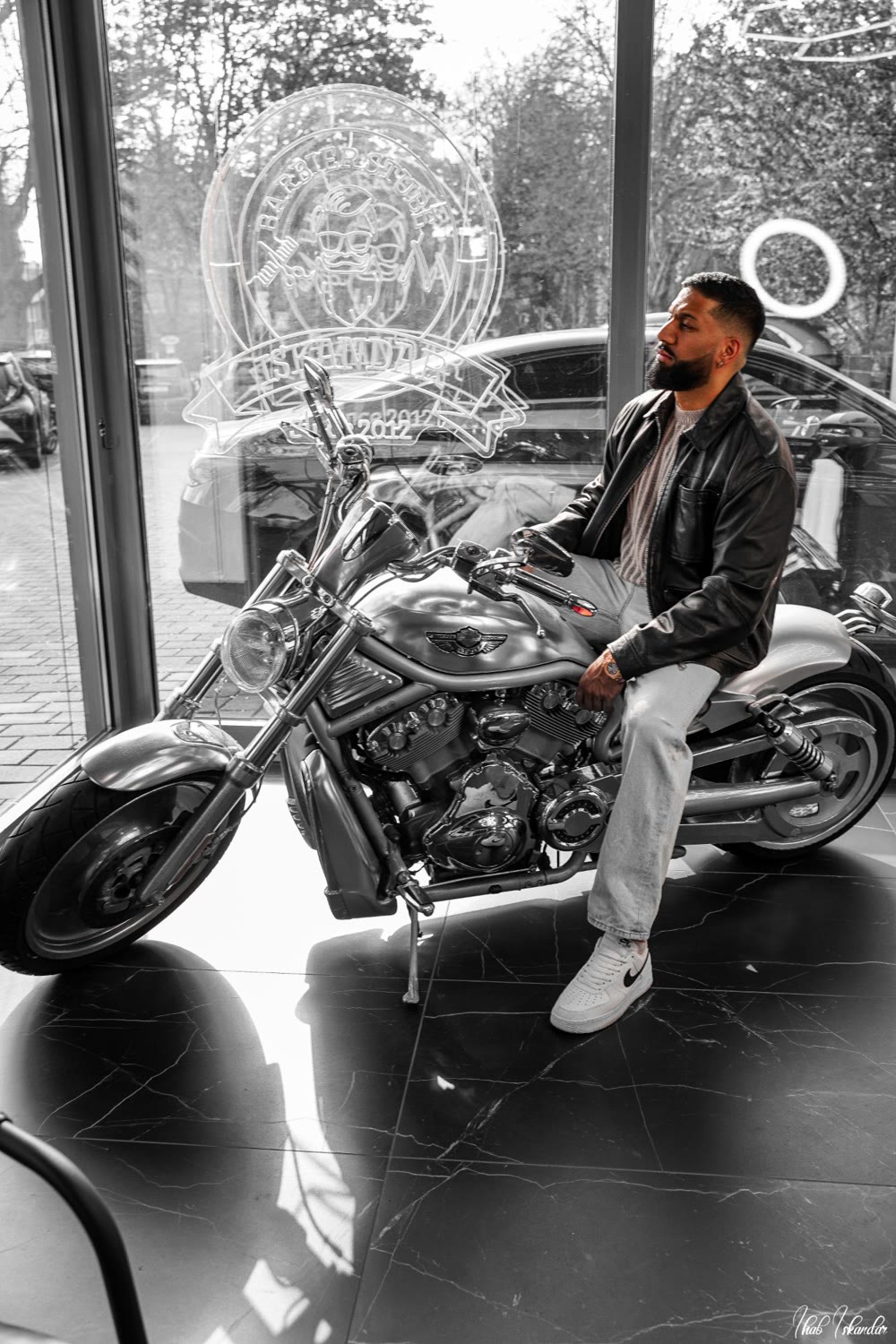 Mann auf der Harley im Barbershop, Schwarzweiß-Look mit Farbakzenten