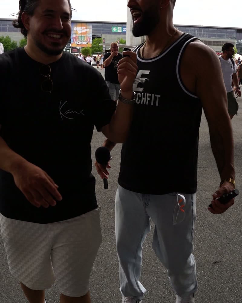 Besucher lachen auf dem Gelände der PS Days